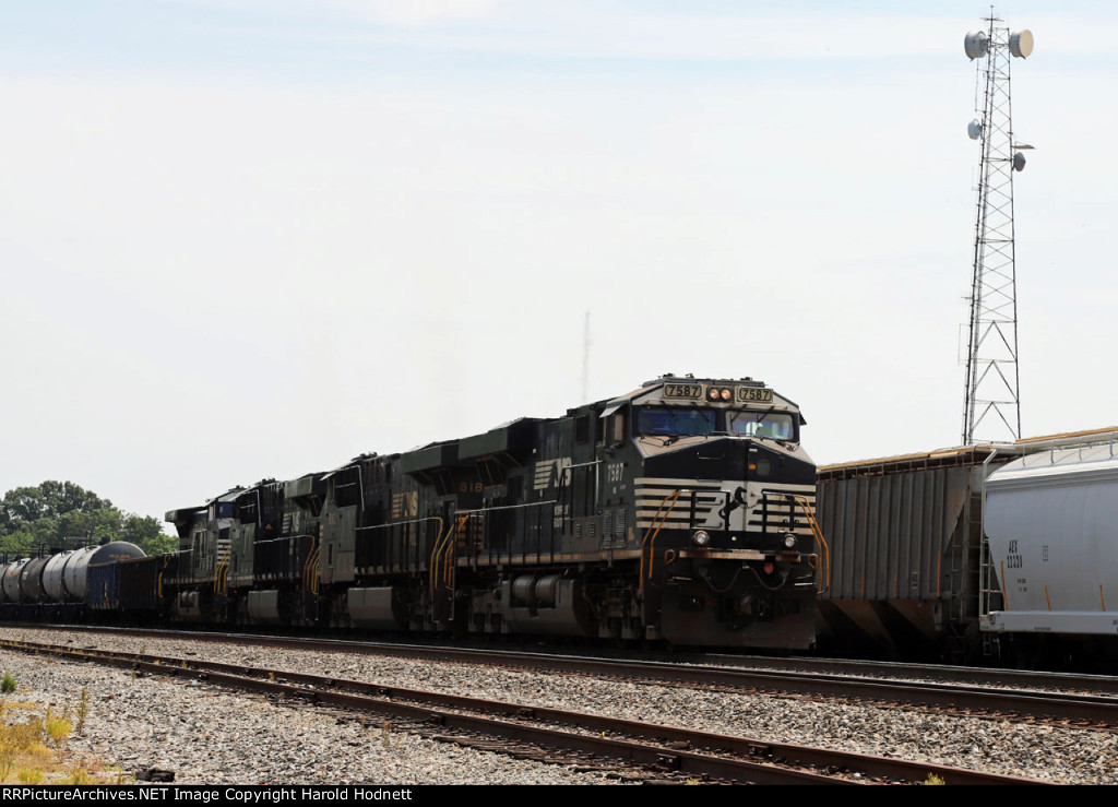 NS 7587 leads a huge train 118 southbound